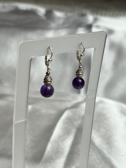 Boucles d’oreilles pendantes style dormeuse en argent et pierre violettes