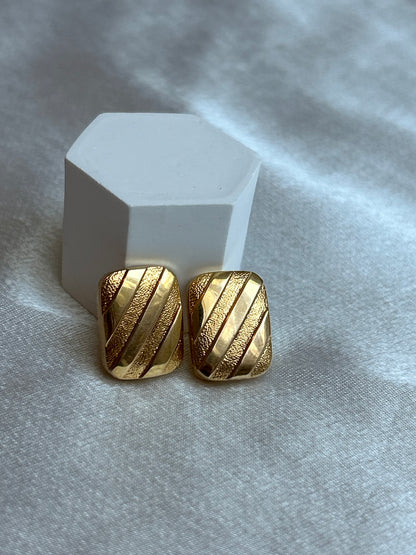 Puces d’oreilles en plaqué or modèle rectangle