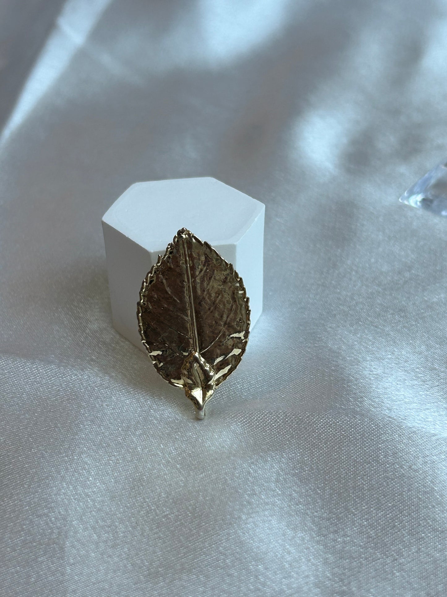 Broche vintage feuille dorée femme