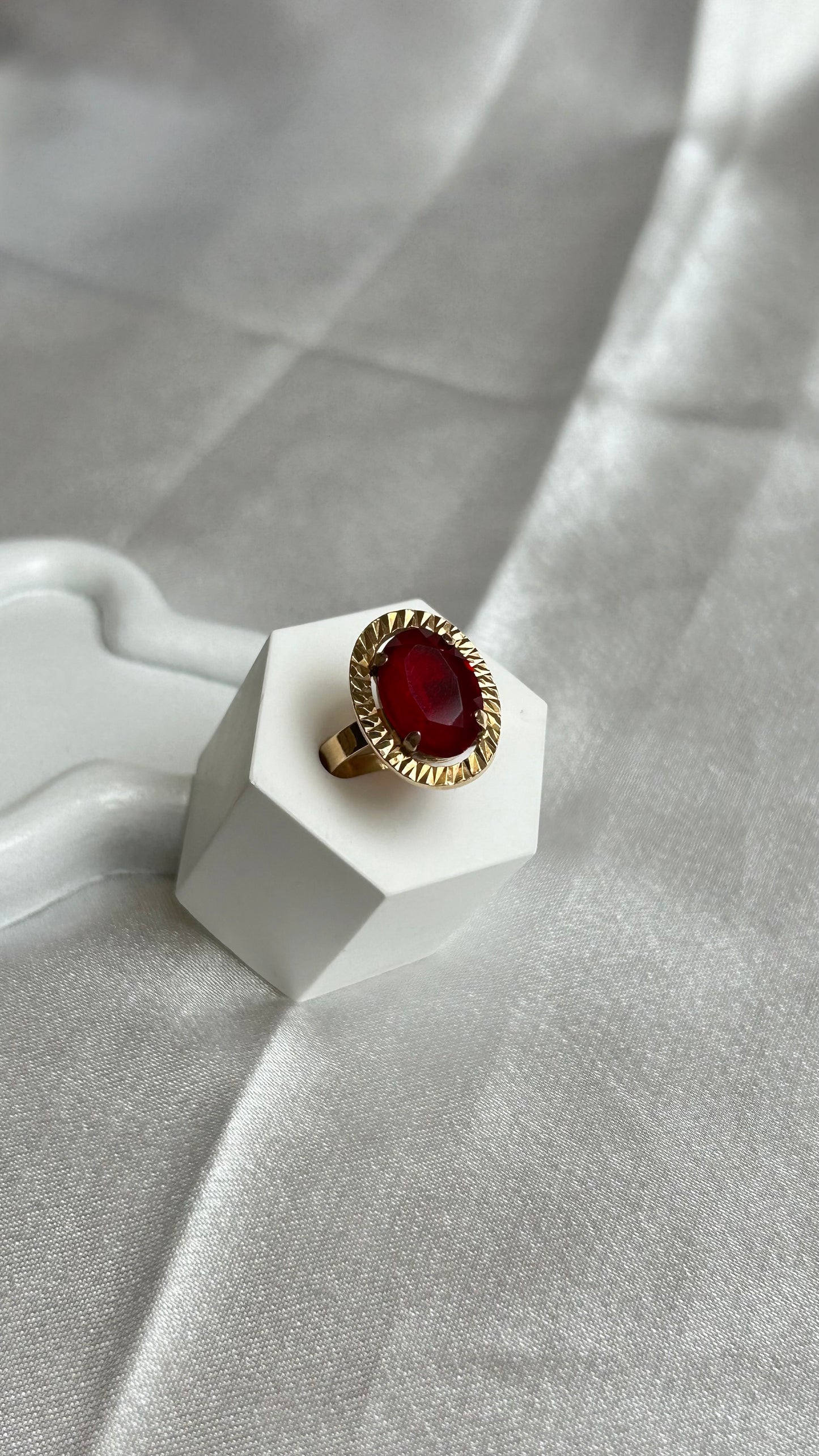 Bague vintage et grosse pierre ovale rouge taille 54