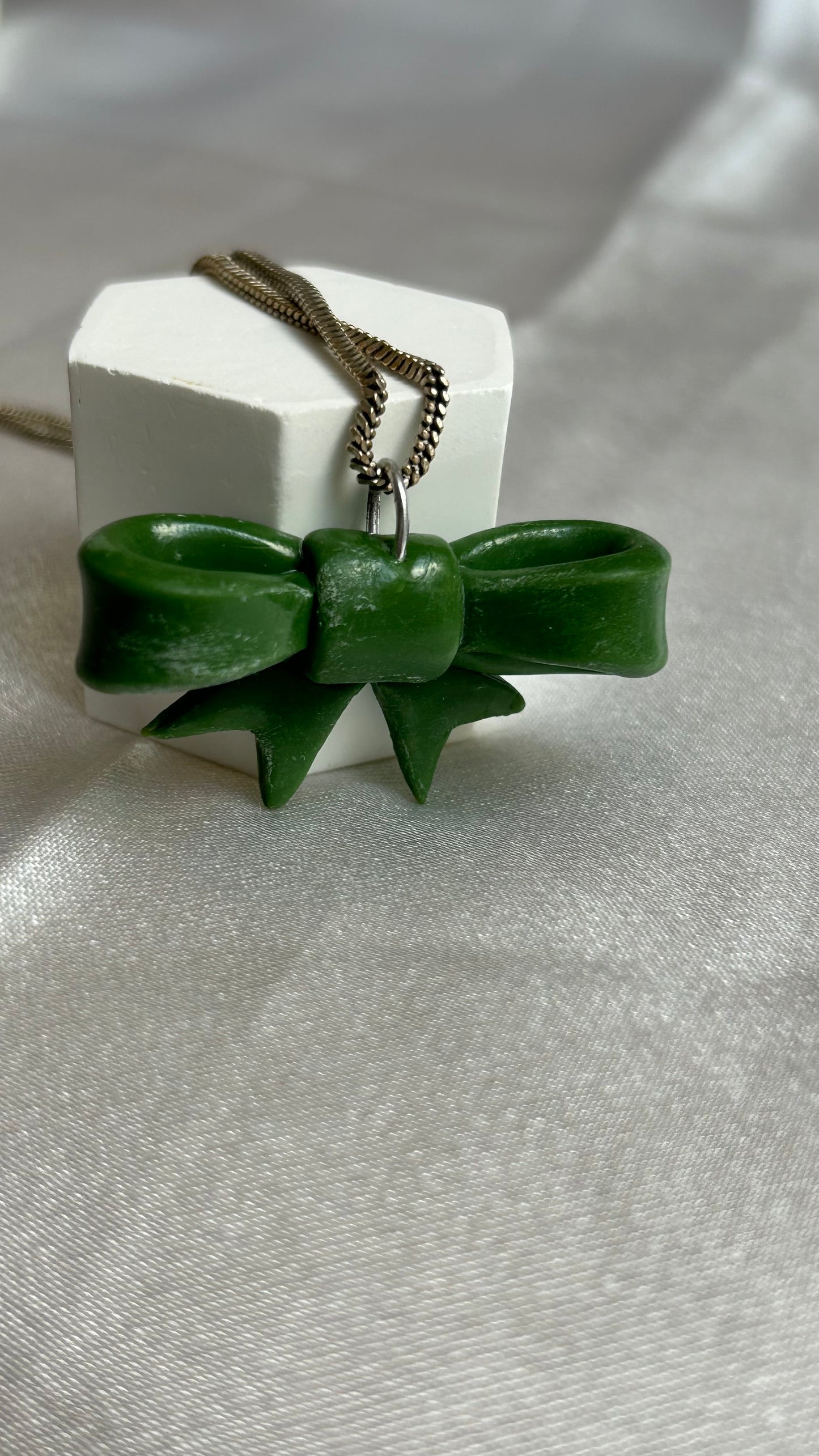 Pendentif vintage noeud vert et argenté