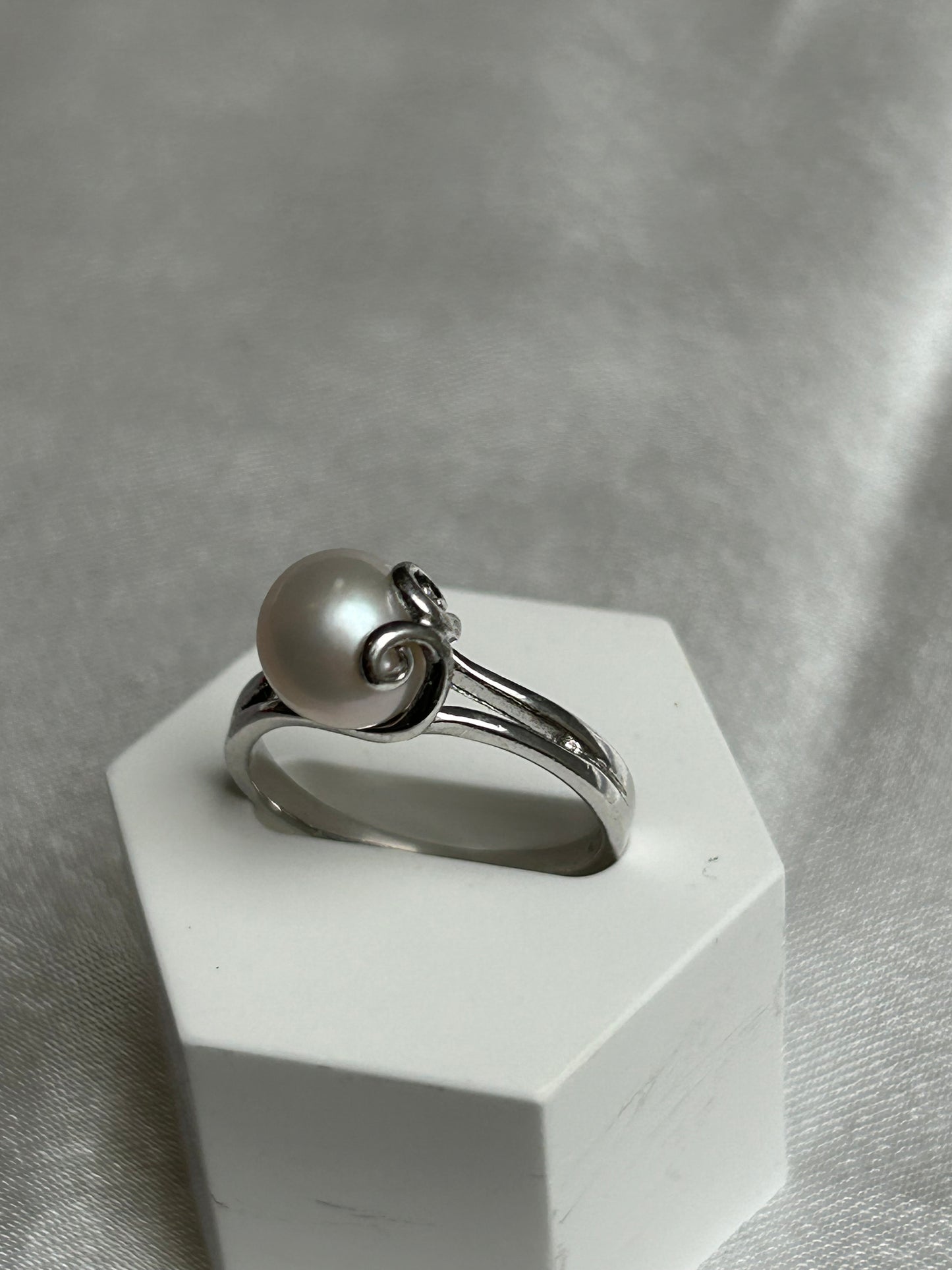 Bague en argent ornée d’une perle de culture taille 58