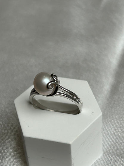 Bague en argent ornée d’une perle de culture taille 58
