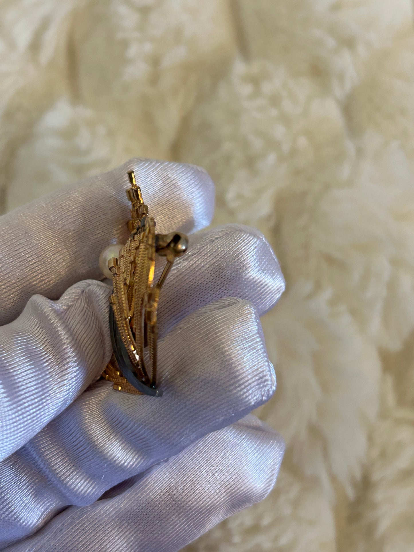 Jolie broche en plaqué or bicolore et perle modèle feuille doré