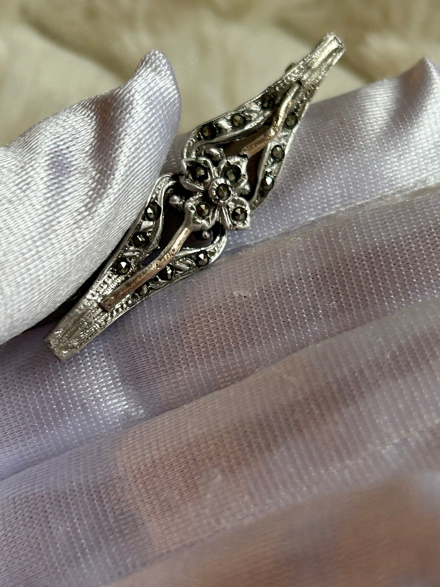 Broche en argent vintage et strass gris