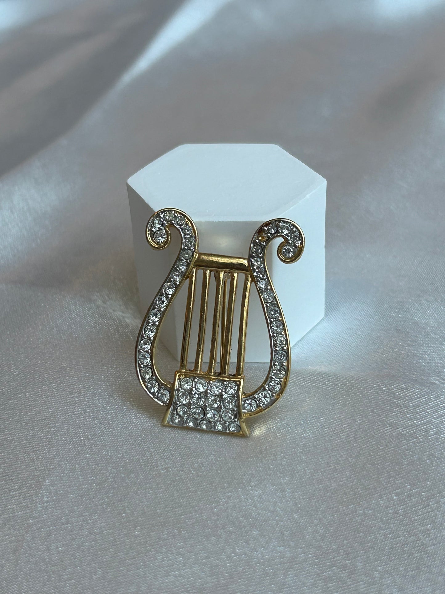 Broche vintage atypique note de musique et strass