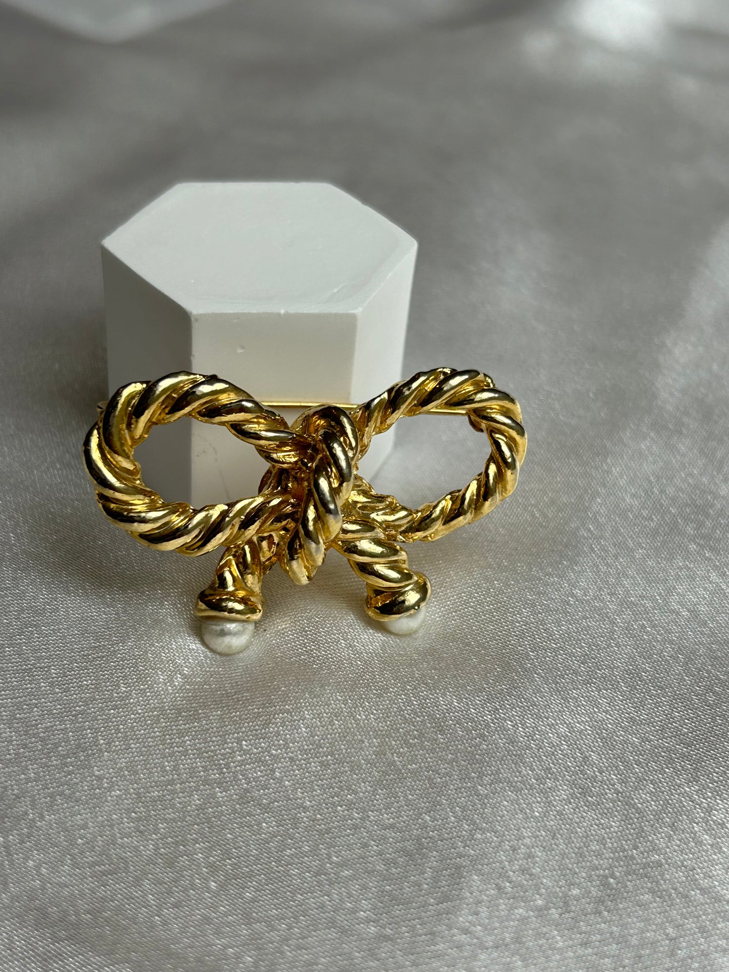 Broche vintage doré modèle noeud et perles