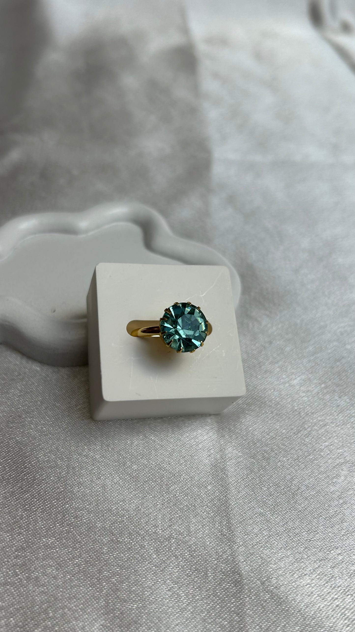 Bague doré et gros strass rouge ajustable