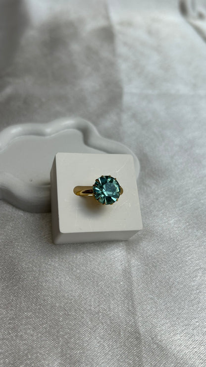 Bague doré et gros strass rouge ajustable