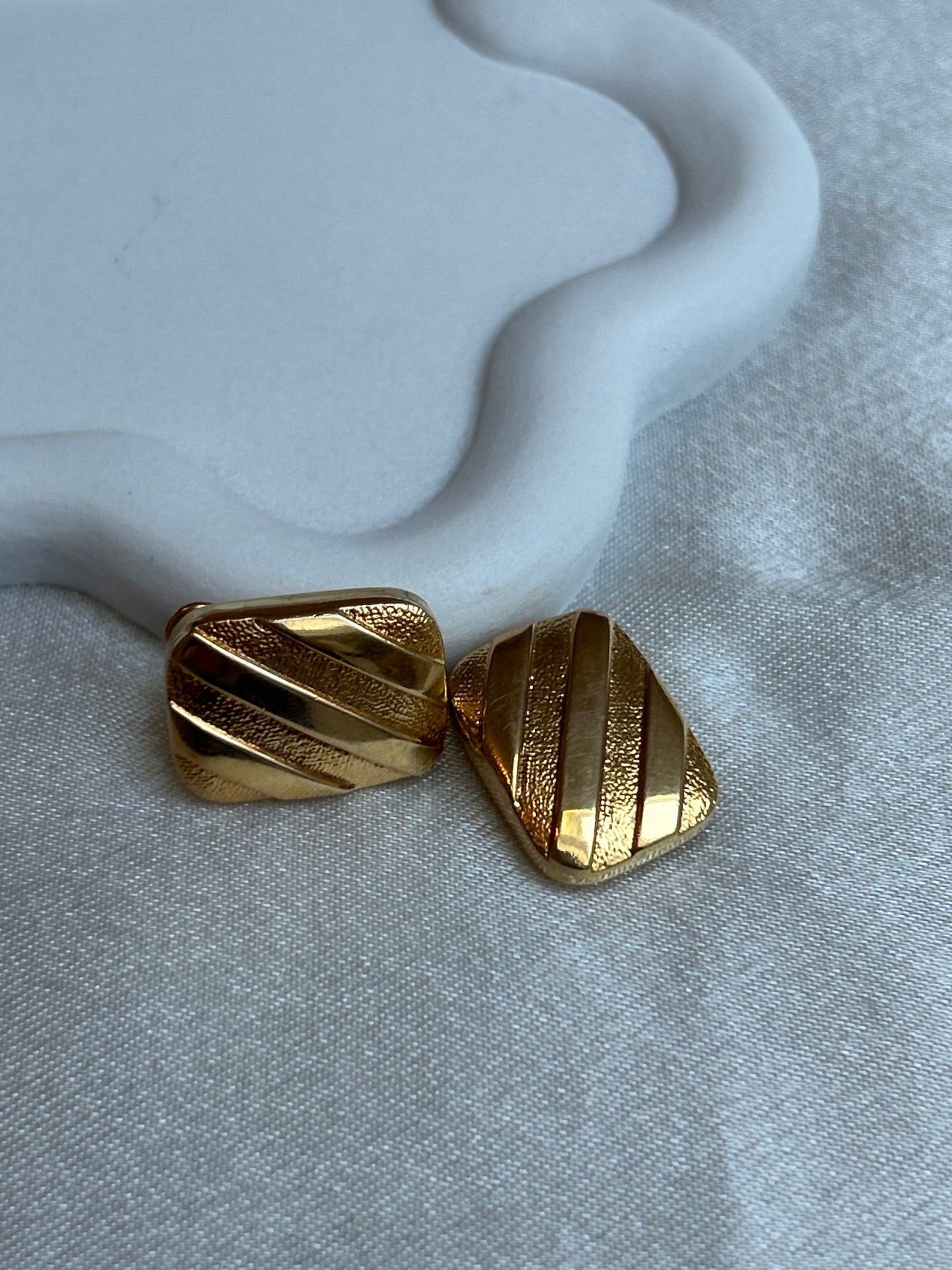 Puces d’oreilles en plaqué or modèle rectangle