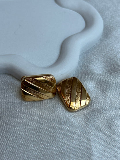 Puces d’oreilles en plaqué or modèle rectangle