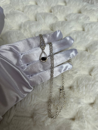 Jolie collier argenté avec pendentif goutte strass argenté