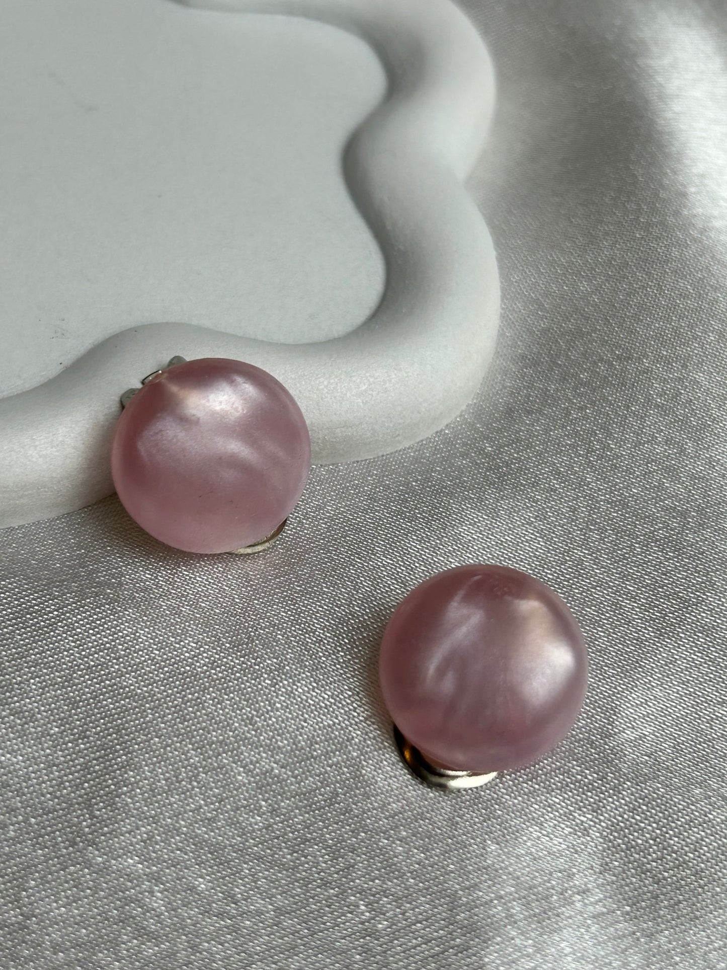 Boucles d’oreilles vintage pins rose nacré