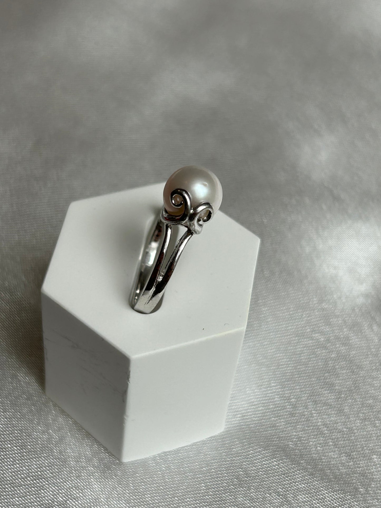 Bague en argent ornée d’une perle de culture taille 58