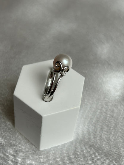 Bague en argent ornée d’une perle de culture taille 58
