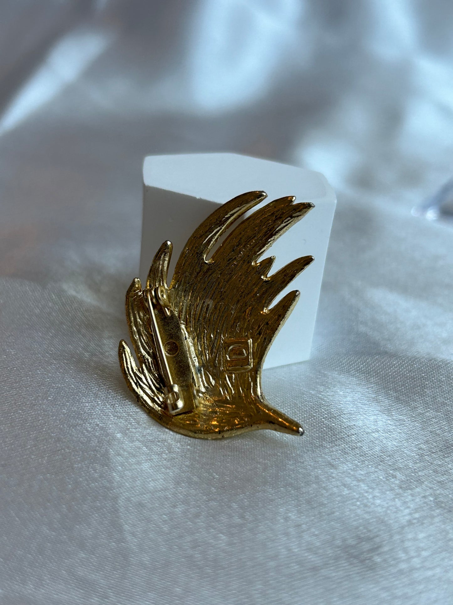 Broche vintage modèle feuille doré signée D