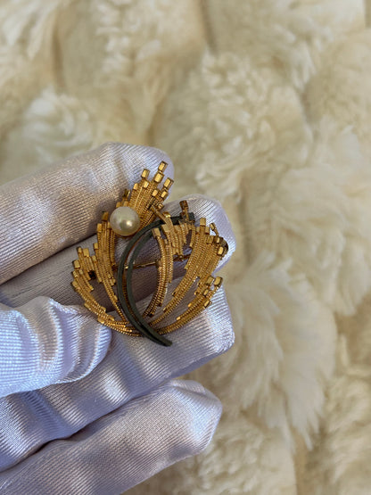 Jolie broche en plaqué or bicolore et perle modèle feuille doré