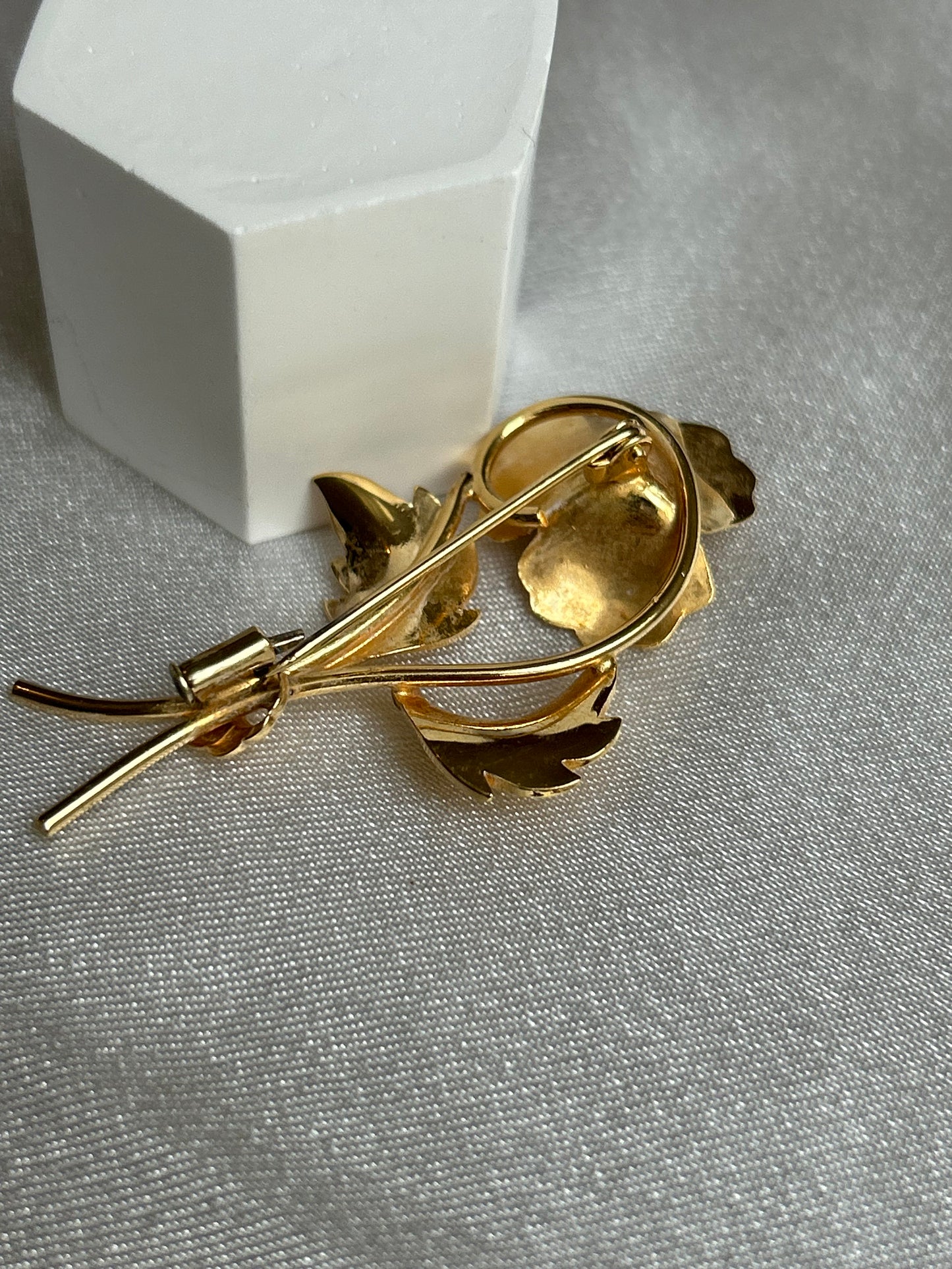 Broche doré en plaqué or modèle fleur et strass violets