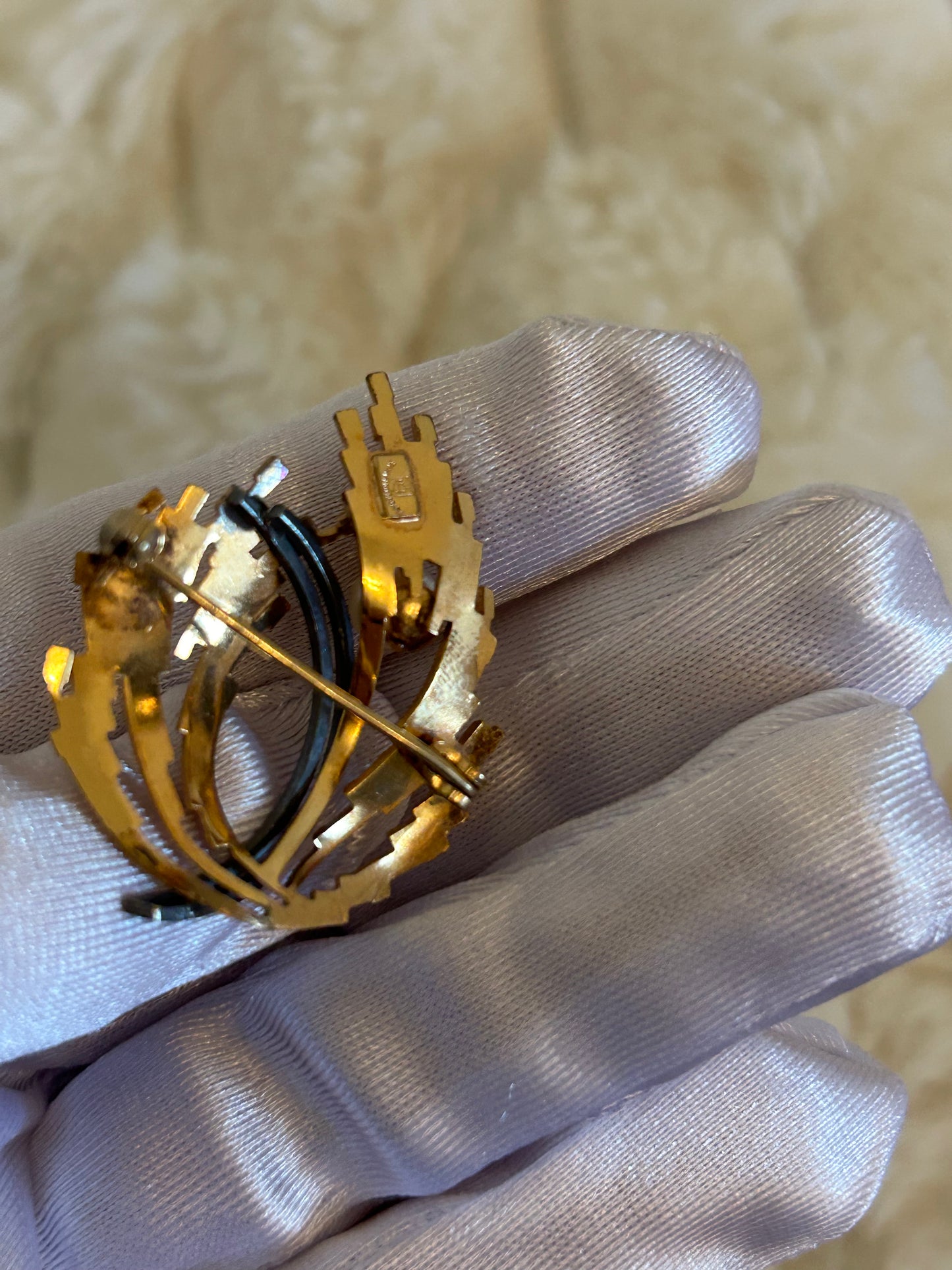 Jolie broche en plaqué or bicolore et perle modèle feuille doré