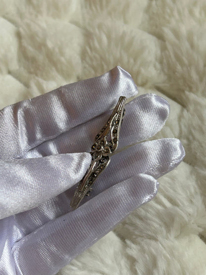 Broche en argent vintage et strass gris