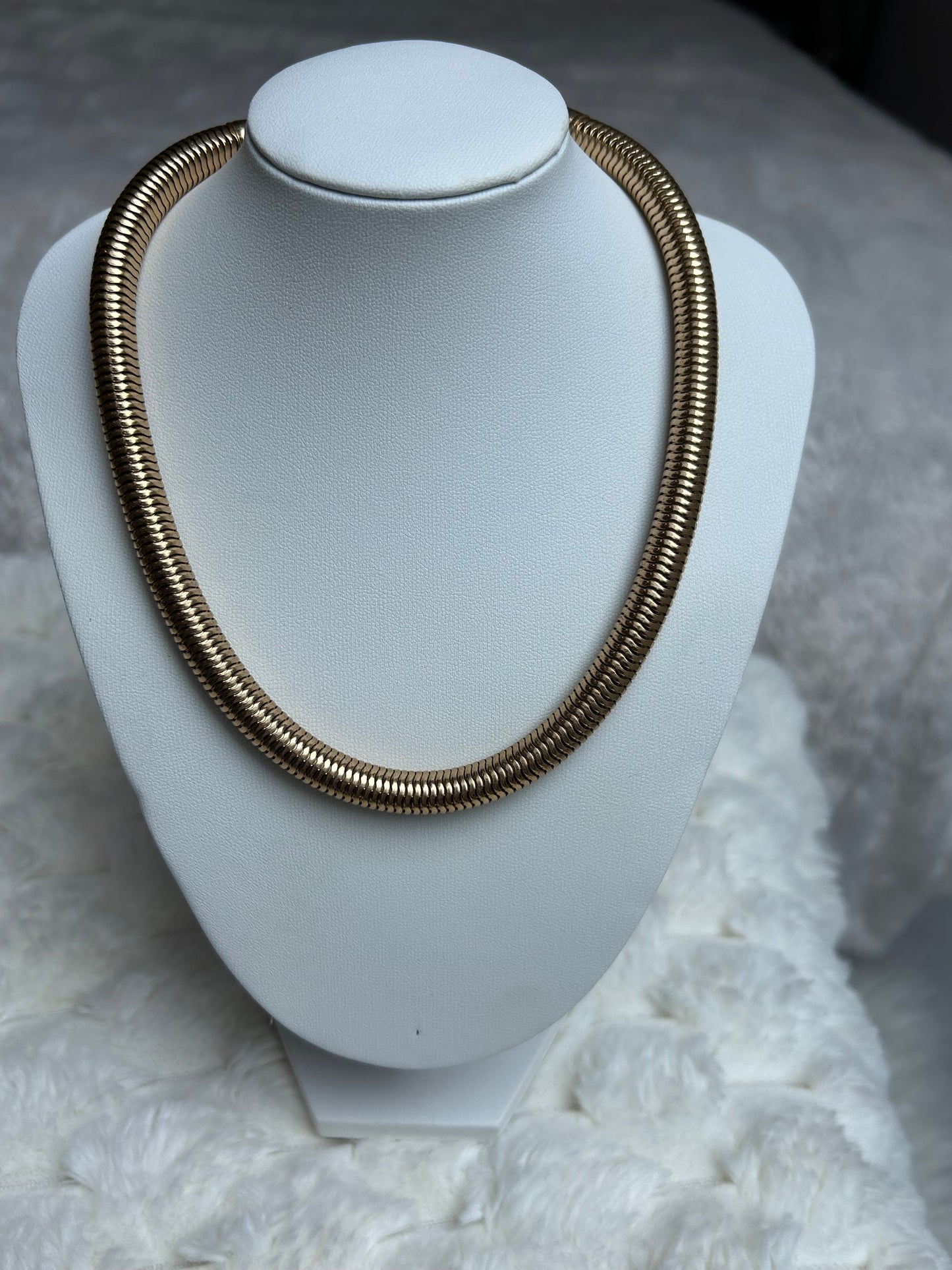 Jolie collier vintage doré ras de coup