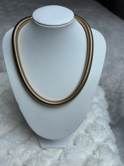 Jolie collier vintage doré ras de coup