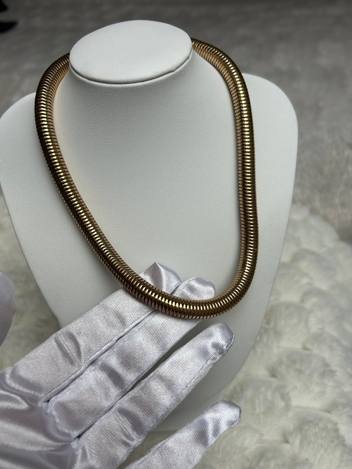 Jolie collier vintage doré ras de coup