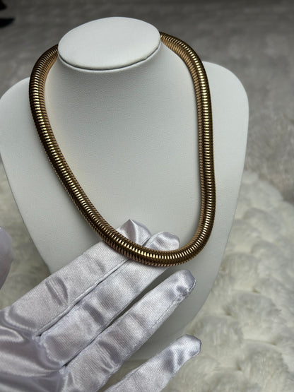 Jolie collier vintage doré ras de coup