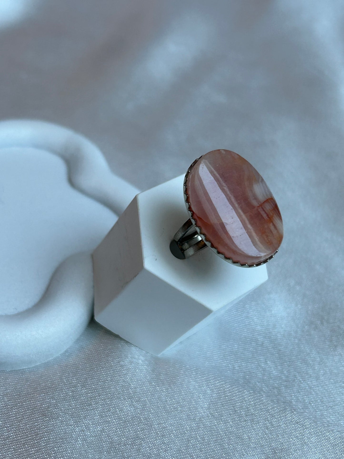 Bague vintage taille ajustable et pierre marbrée rose