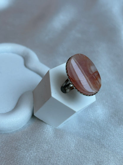 Bague vintage taille ajustable et pierre marbrée rose