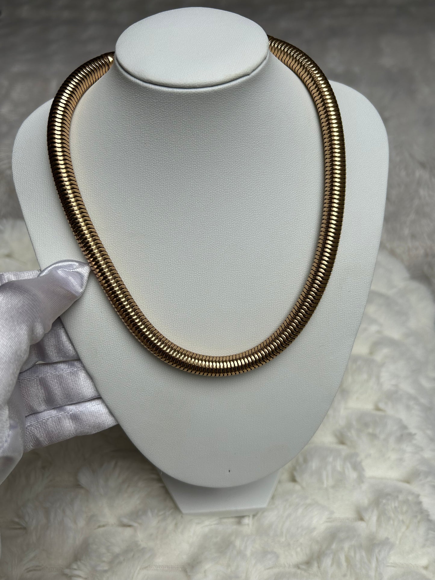 Jolie collier vintage doré ras de coup