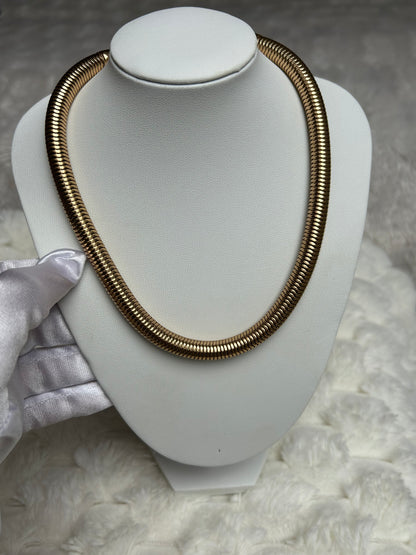 Jolie collier vintage doré ras de coup