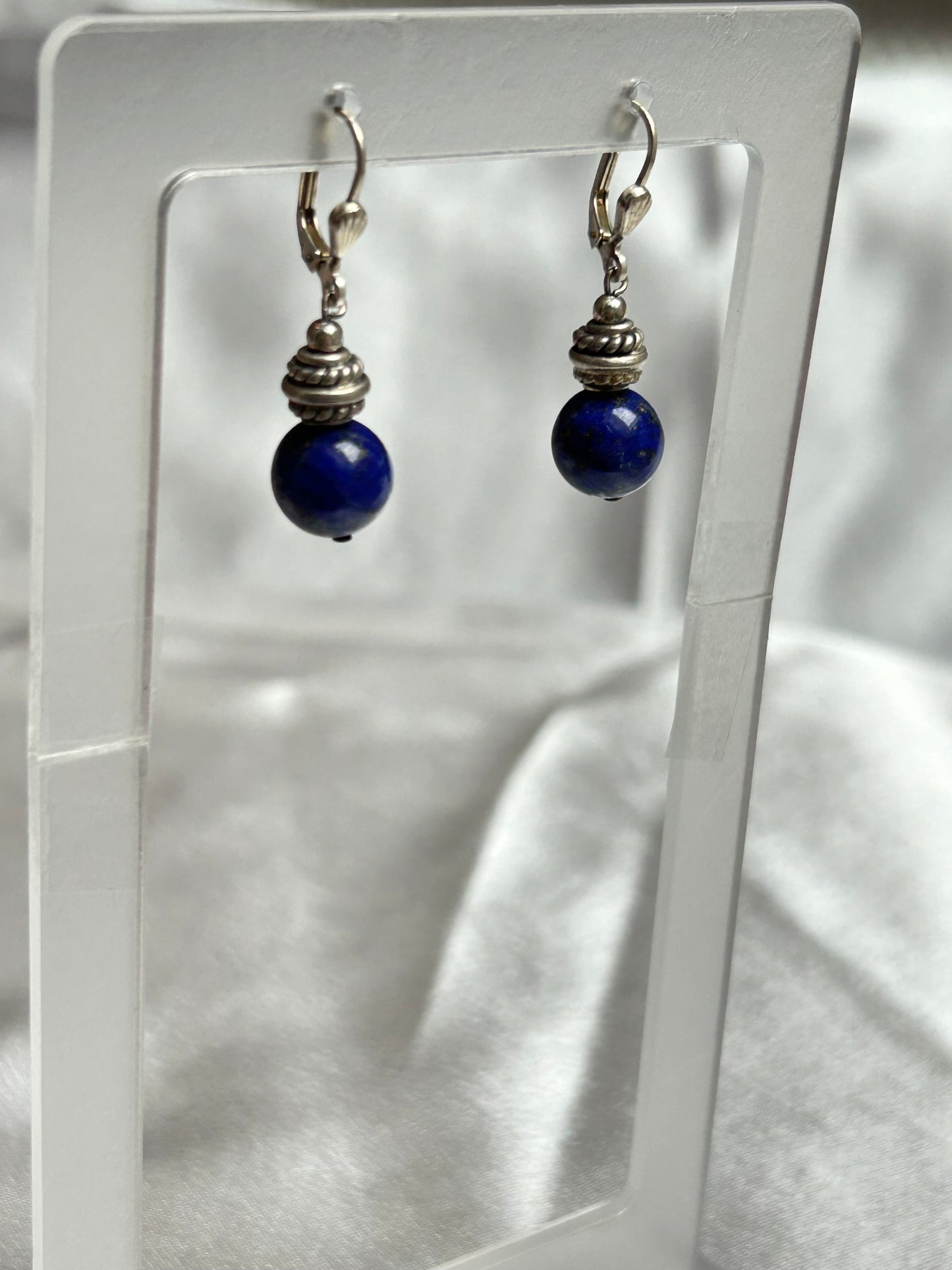 Boucles d’oreilles style dormeuses en argent et pierre bleu