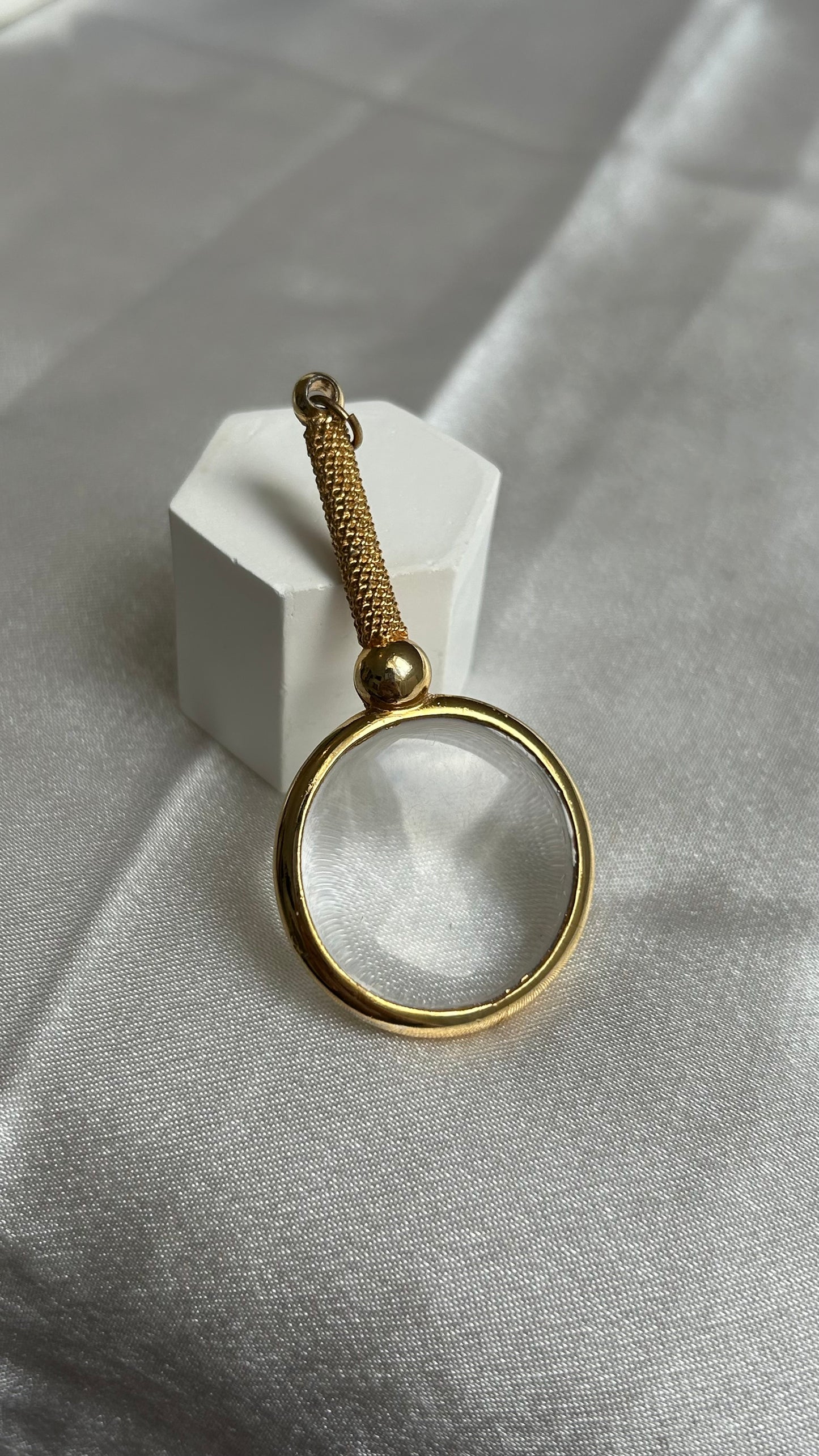 Pendentif très atypique doré loupe