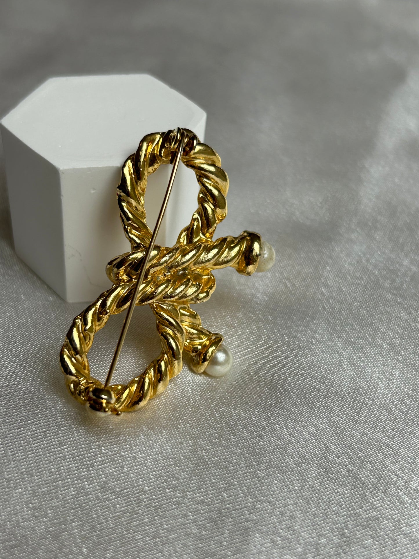 Broche vintage doré modèle noeud et perles