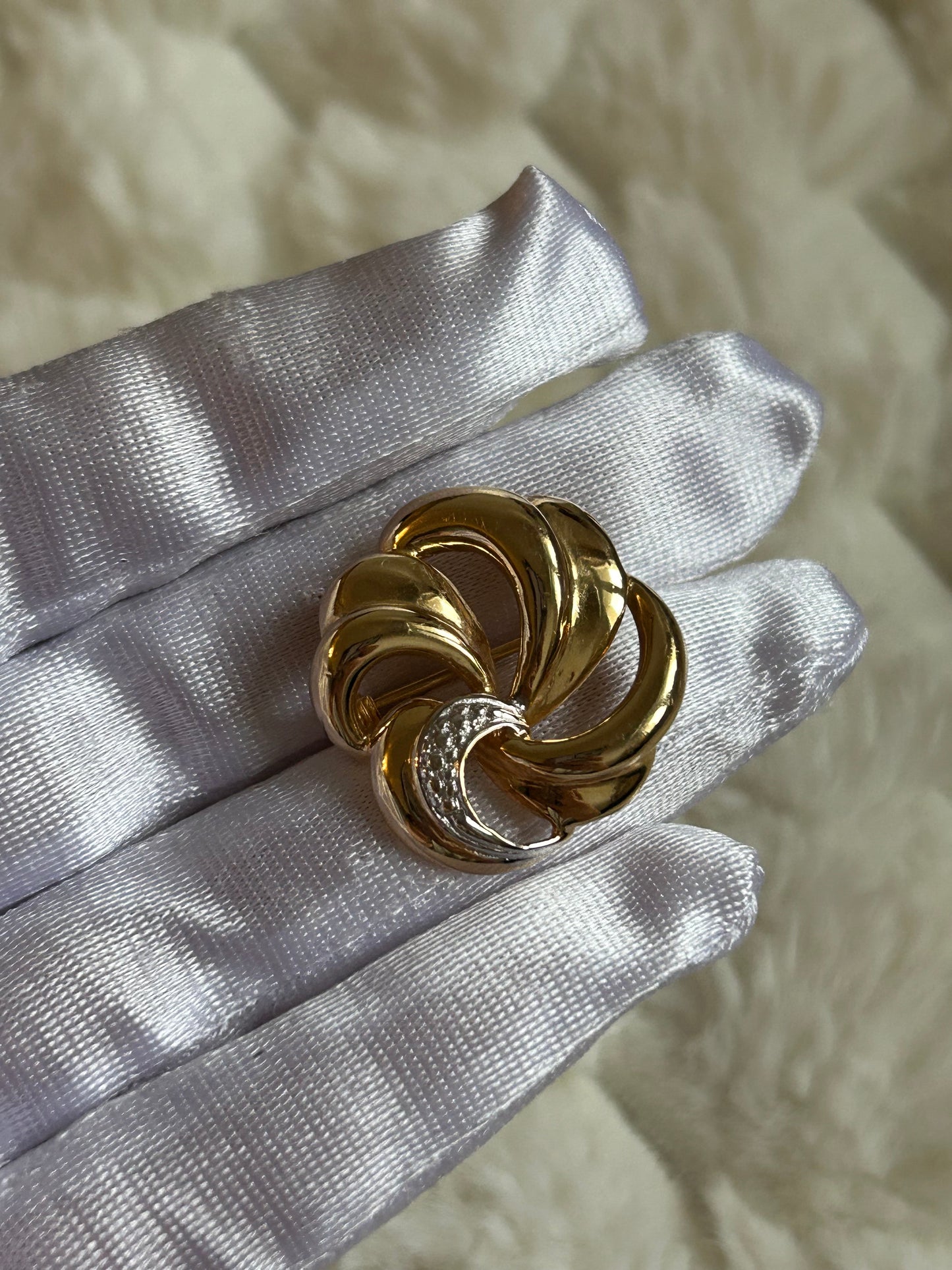 Broche plaqué or bicolore fleur