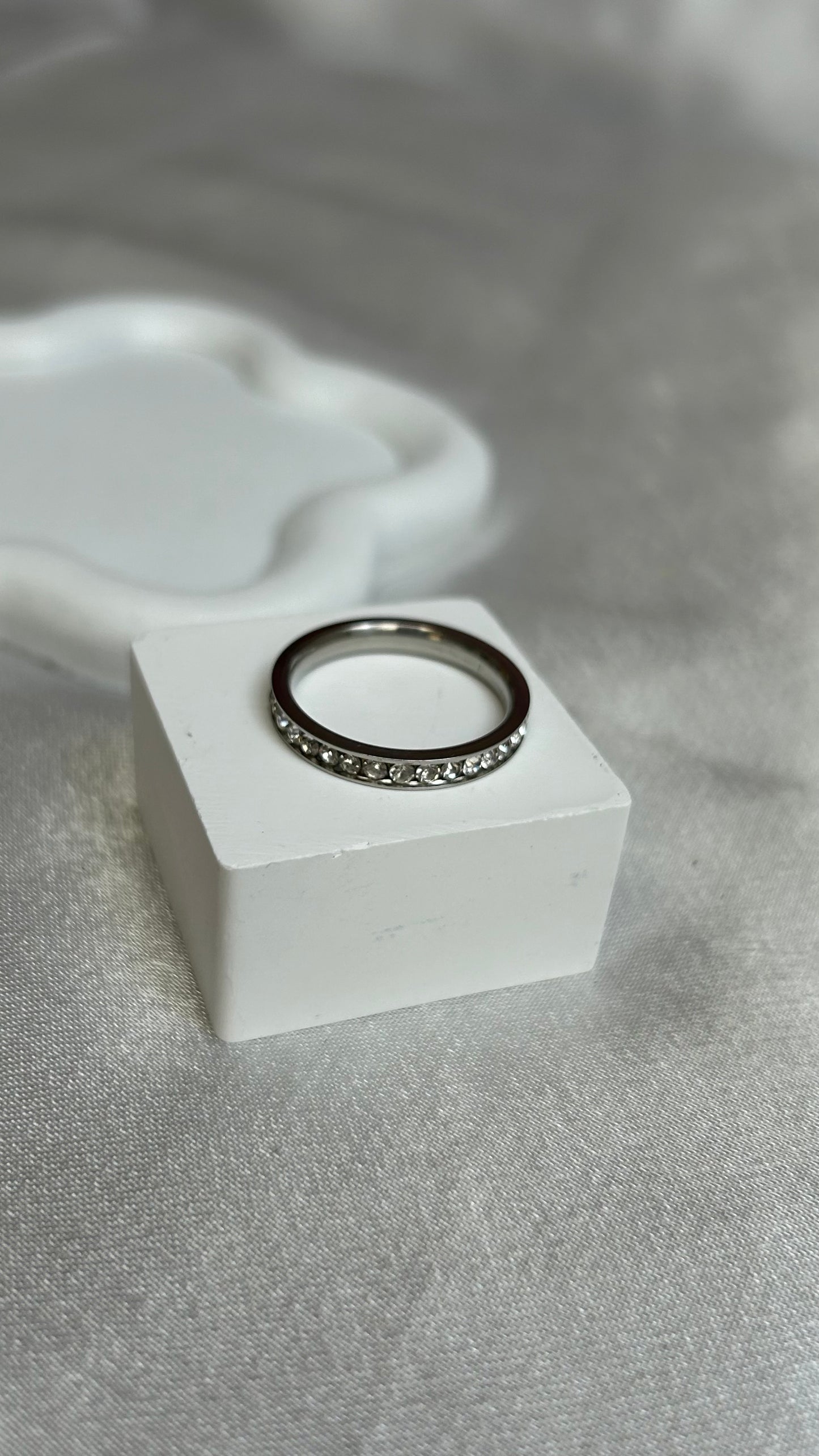 Bague vintage argenté et strass style alliance taille 58