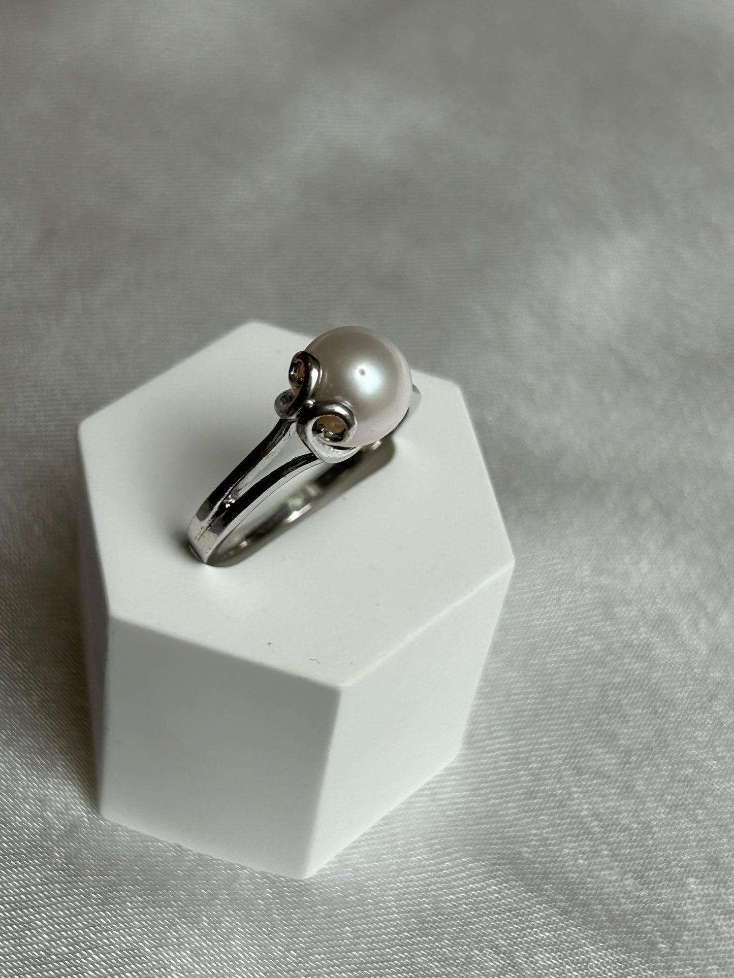 Bague en argent ornée d’une perle de culture taille 58