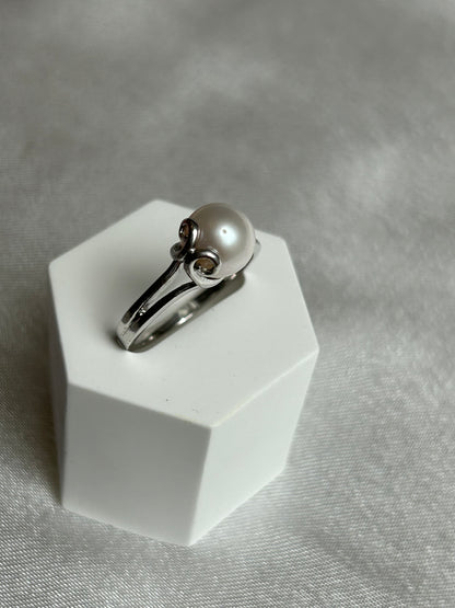 Bague en argent ornée d’une perle de culture taille 58