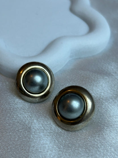 Boucles d’oreille à pins vintage doré et perle grise