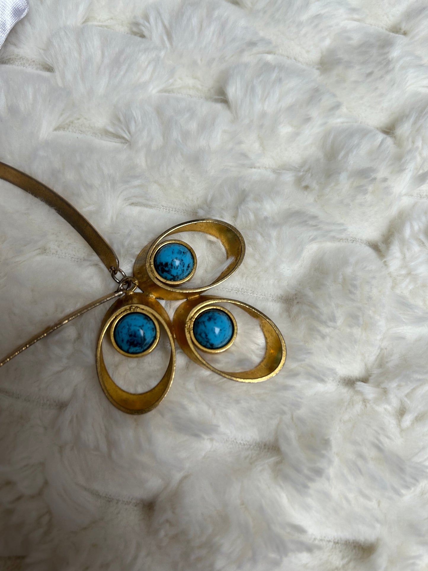 Jolie collier vintage fantaisie doré et pierre turquoise