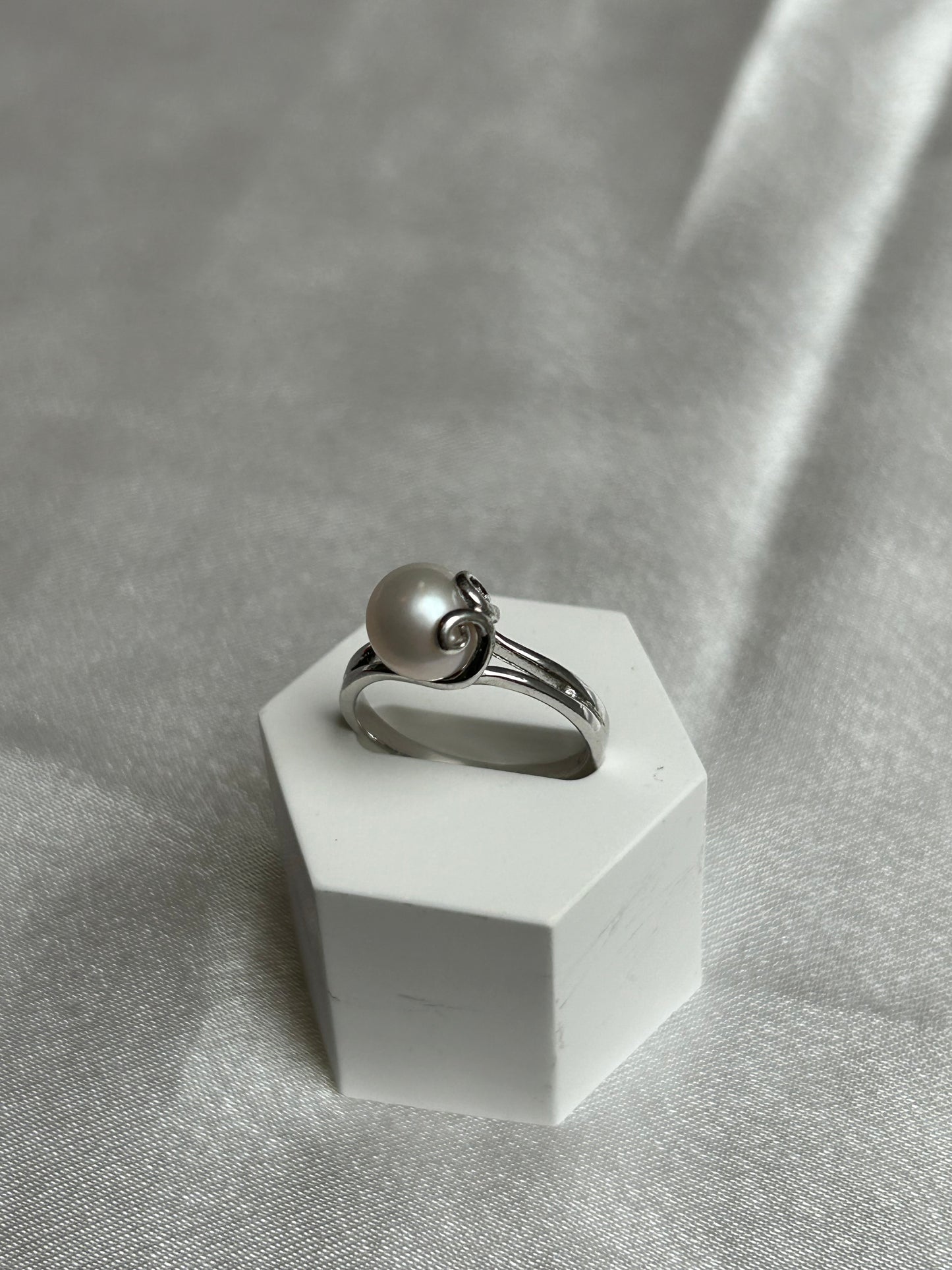 Bague en argent ornée d’une perle de culture taille 58