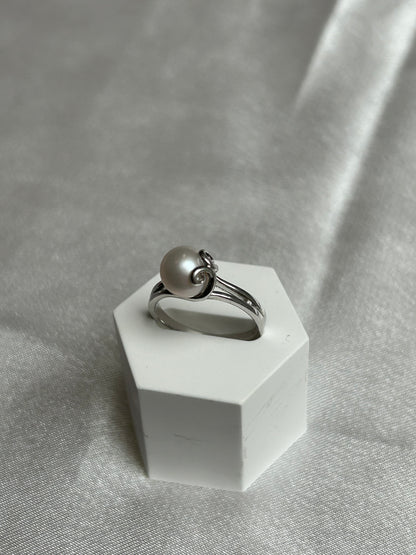 Bague en argent ornée d’une perle de culture taille 58