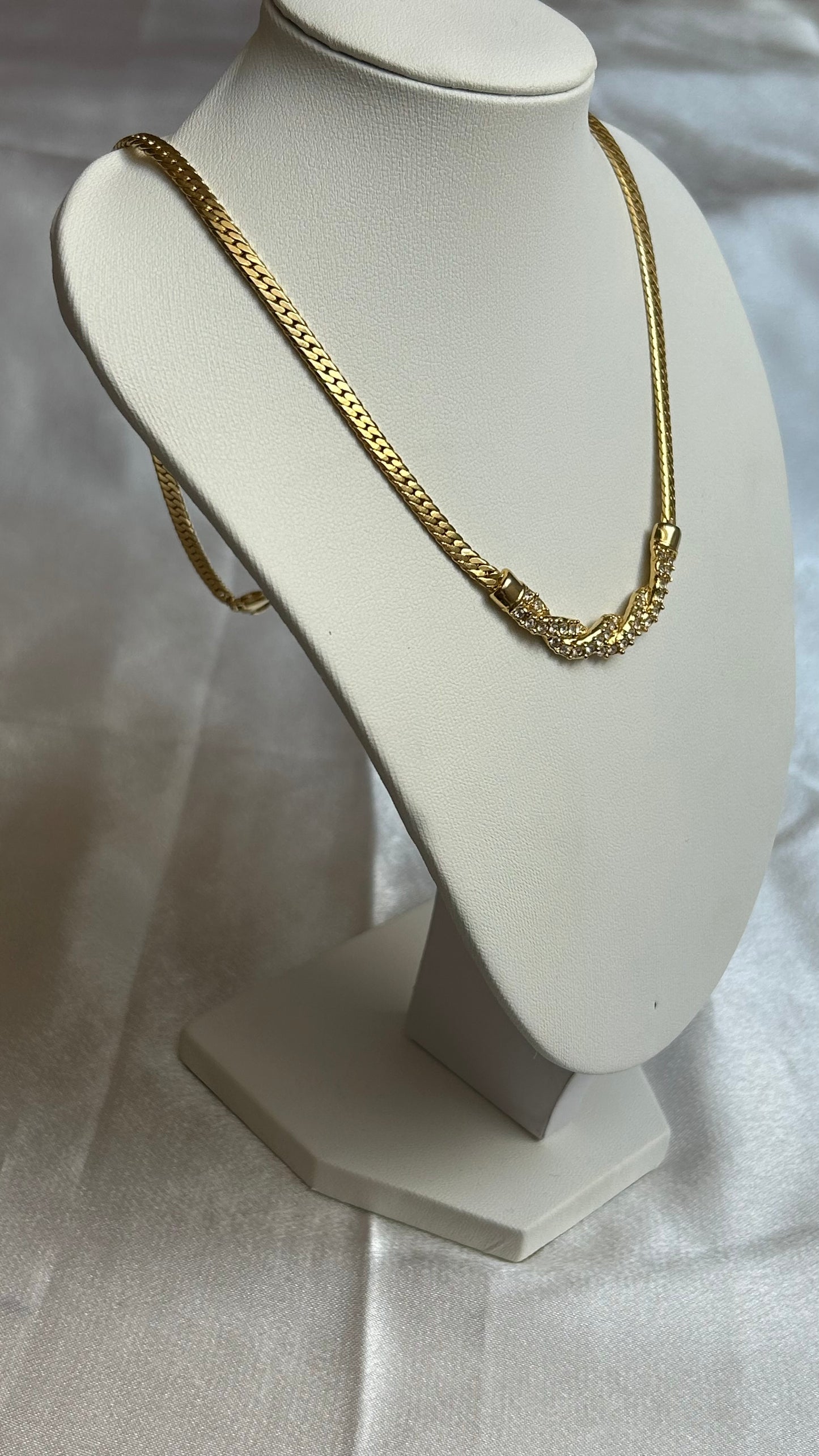 Collier doré et strass vintage signé D