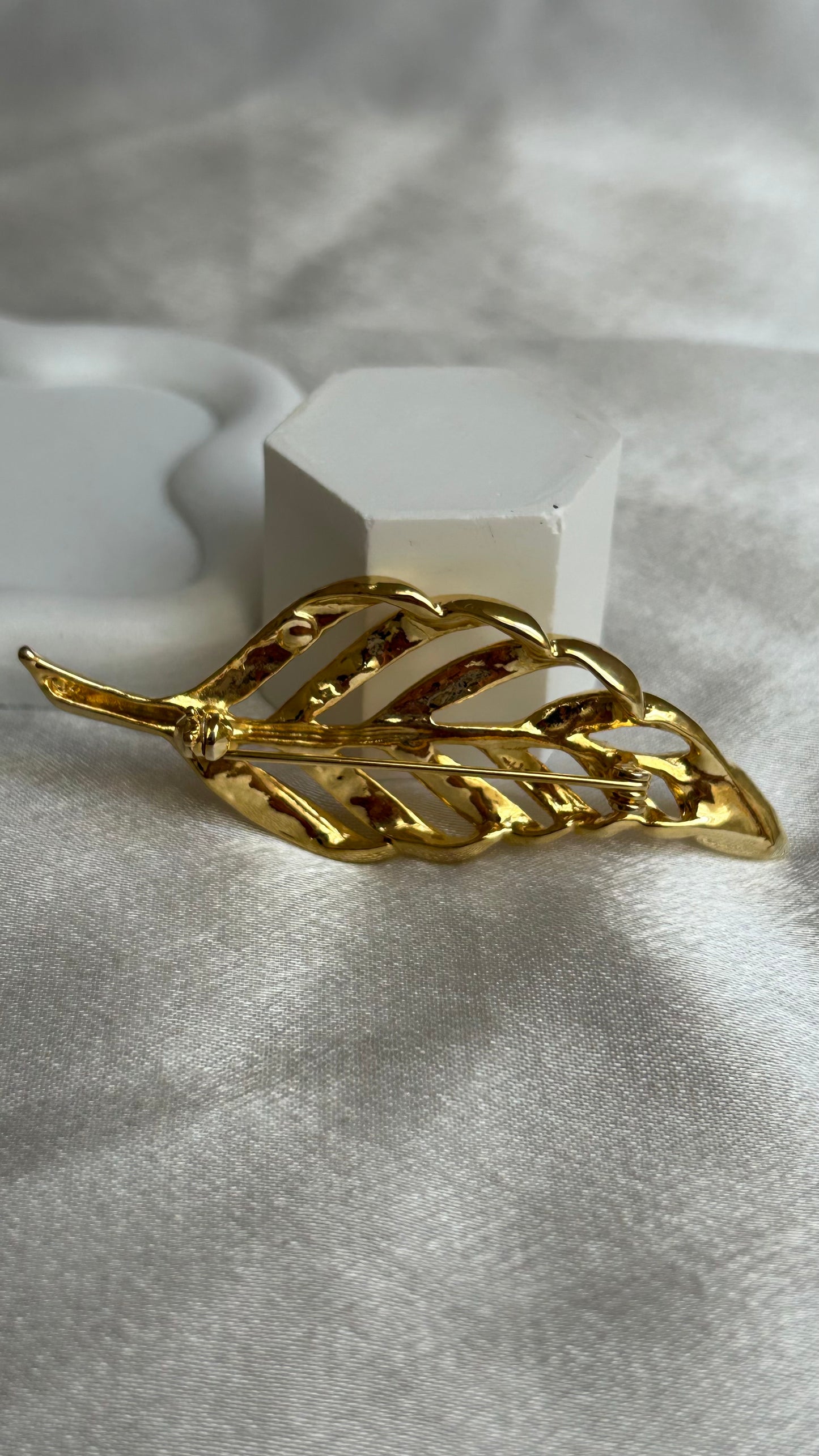 Broche vintage feuille et strass