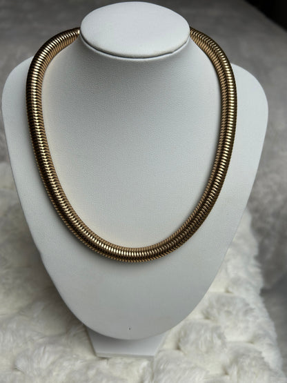 Jolie collier vintage doré ras de coup