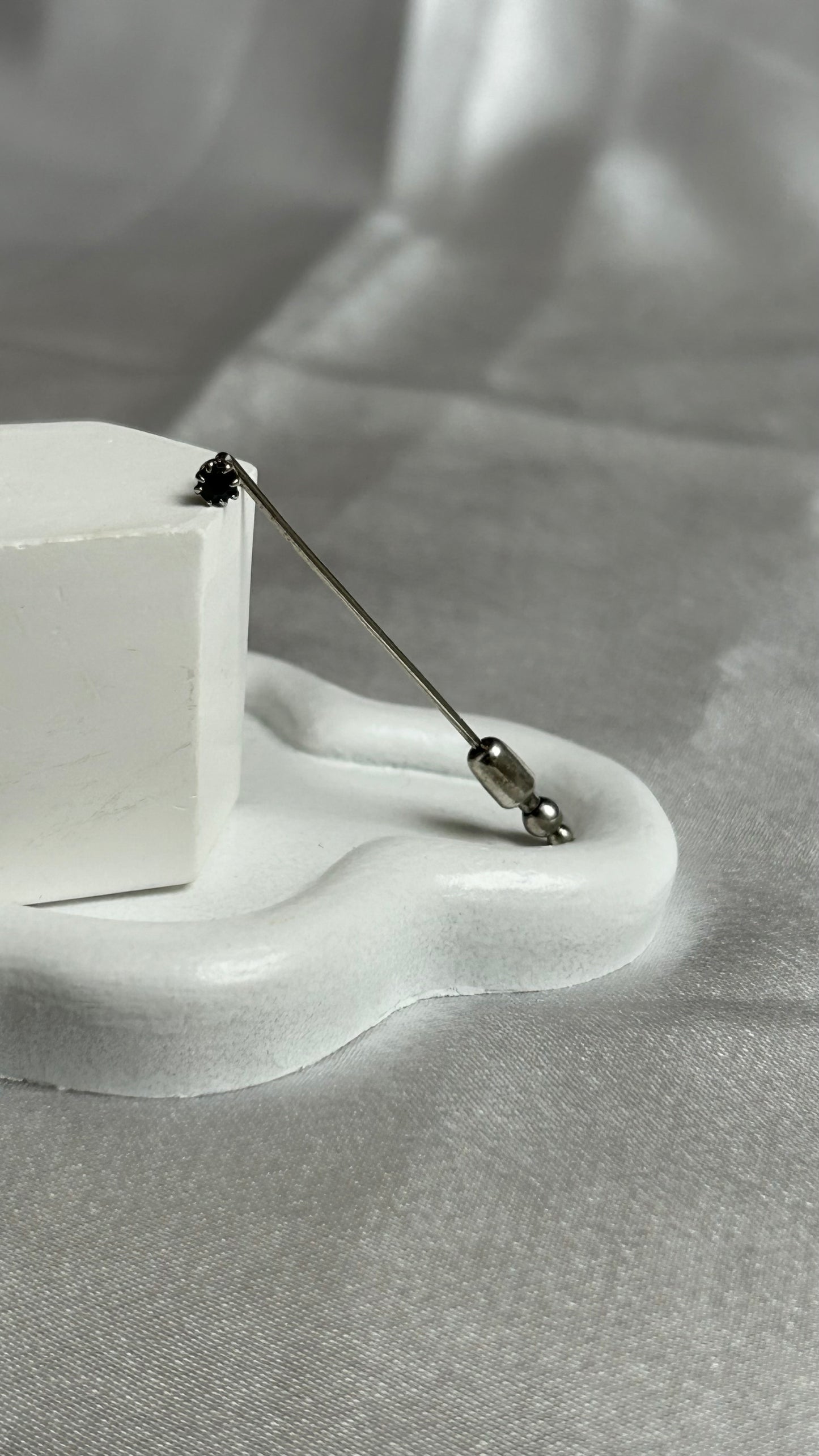 Broche vintage argenté refermable et pierre