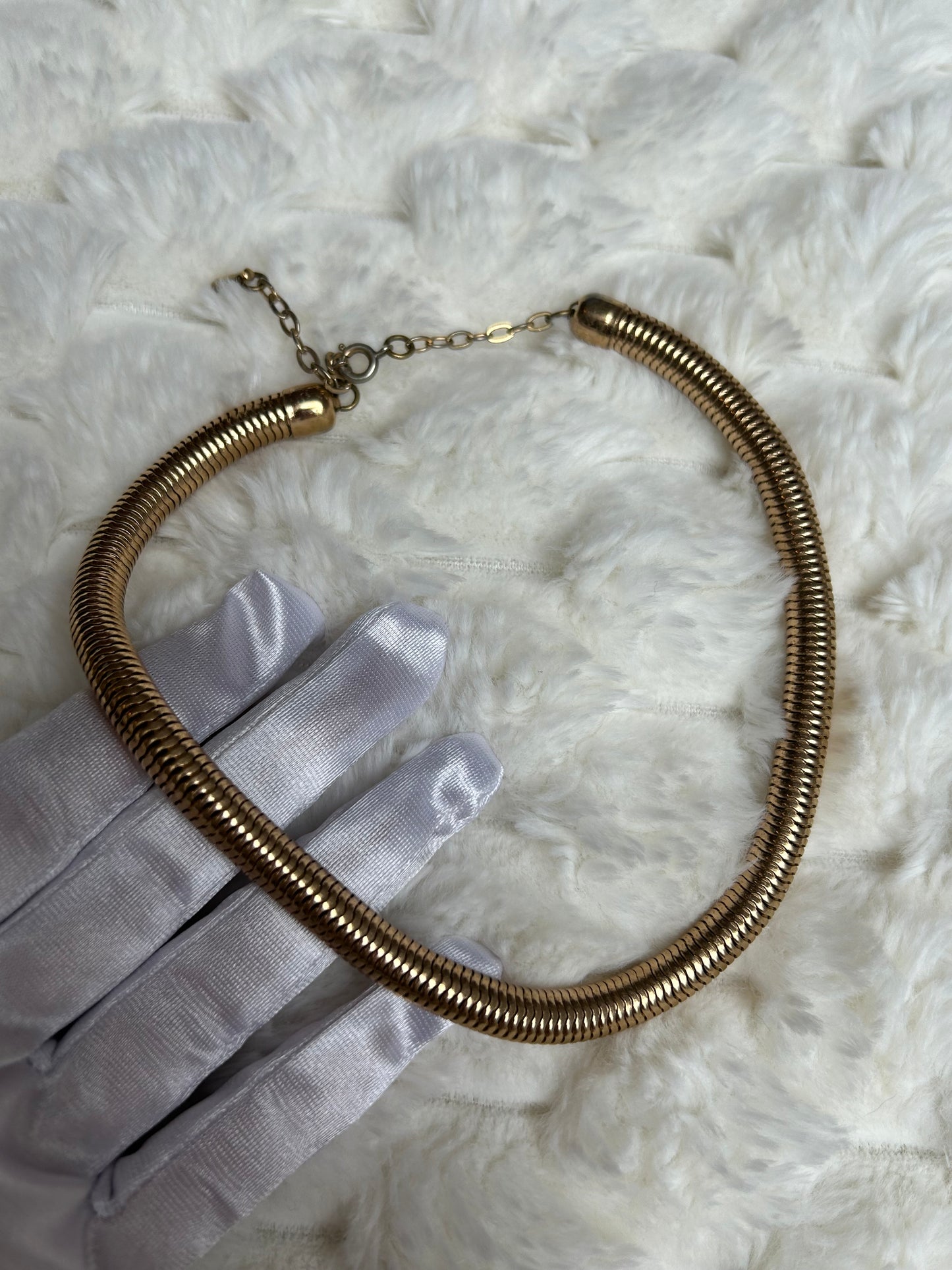 Jolie collier vintage doré ras de coup