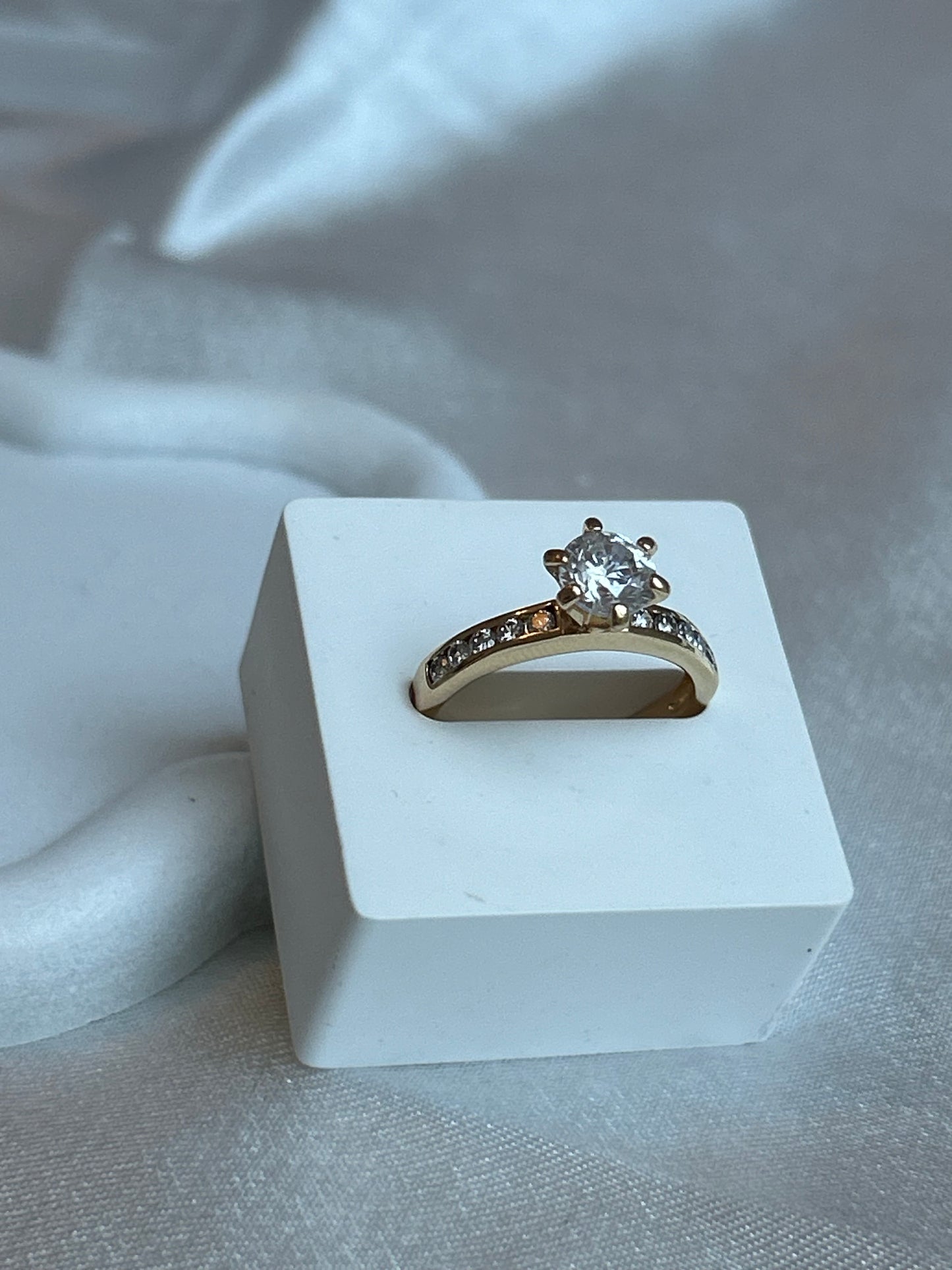 Splendide Bague Solitaire avec Strass en Plaqué Or