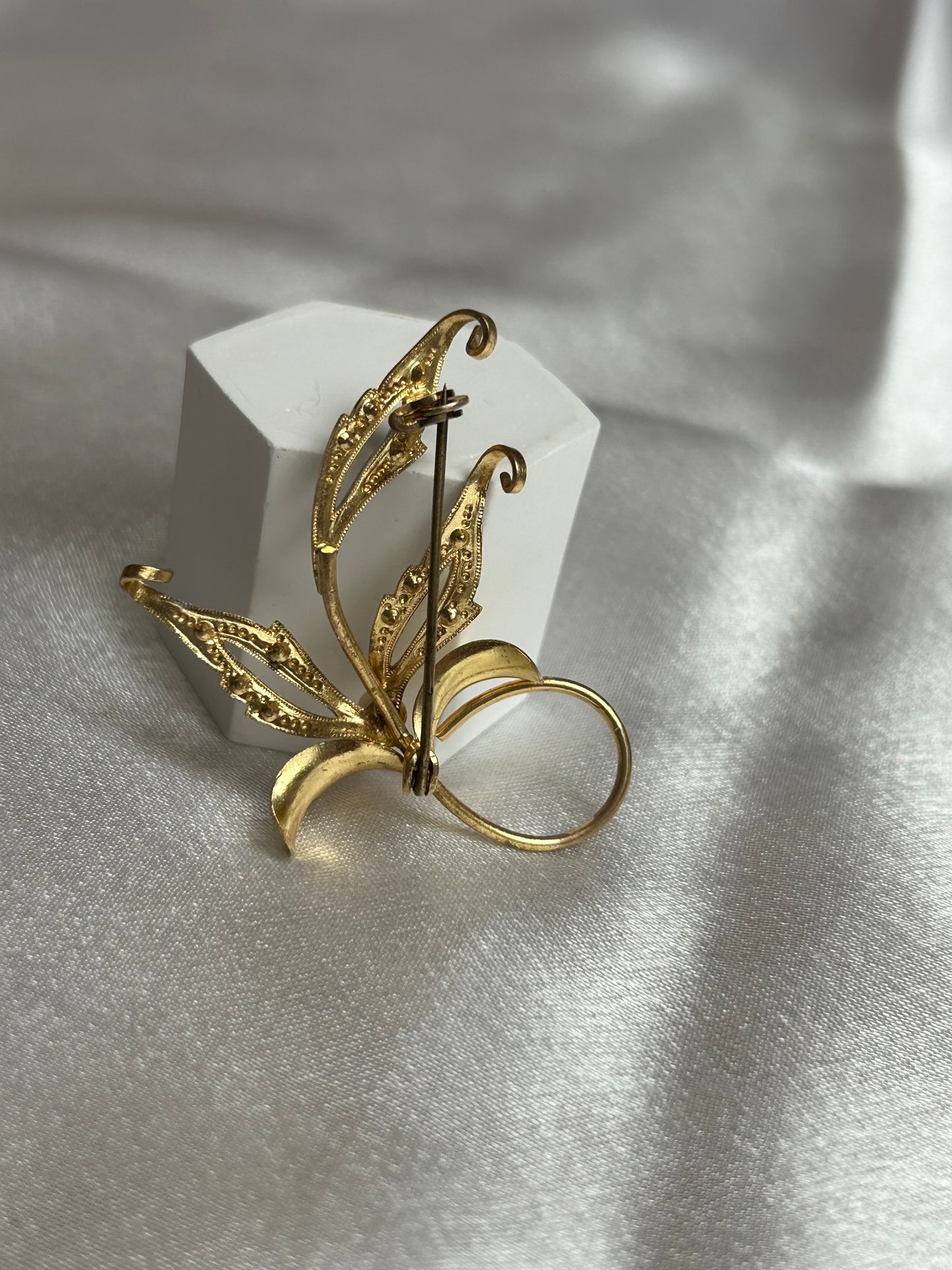 Broche vintage doré et argenté feuille et perle